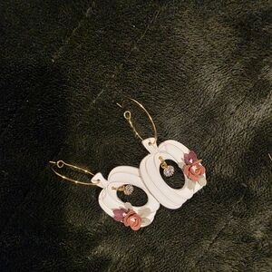 Chic Floral Drop Earrings in Cream and Gold